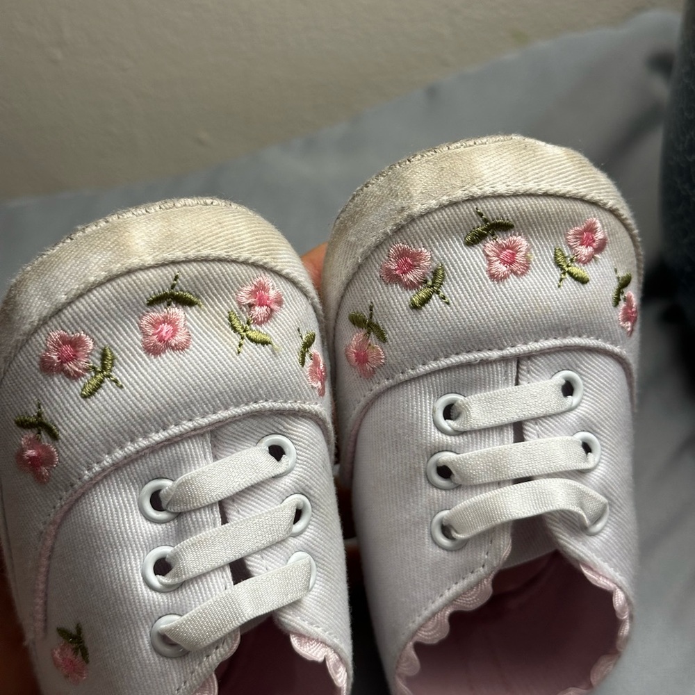 🌺 BUNDLE OF 4 ITEMS FOR $20 🍒
Baby Walker Shoes with Floral Design - Picture 7 of 11